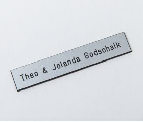 Gelijkliggend naamplaatje, grijs, tekst zwart gegraveerd, zelfklevend