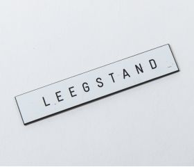Gelijkliggend naamplaatje, wit, tekst zwart gegraveerd, zelfklevend