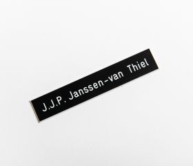 Gelijkliggend naamplaatje, zwart, tekst wit gegraveerd, zelfklevend