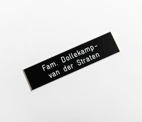Opbouw naamkaartje, zwart, tekst wit gegraveerd