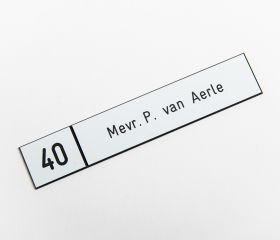 Opbouw nummer/naamkaartje, wit, tekst zwart gegraveerd